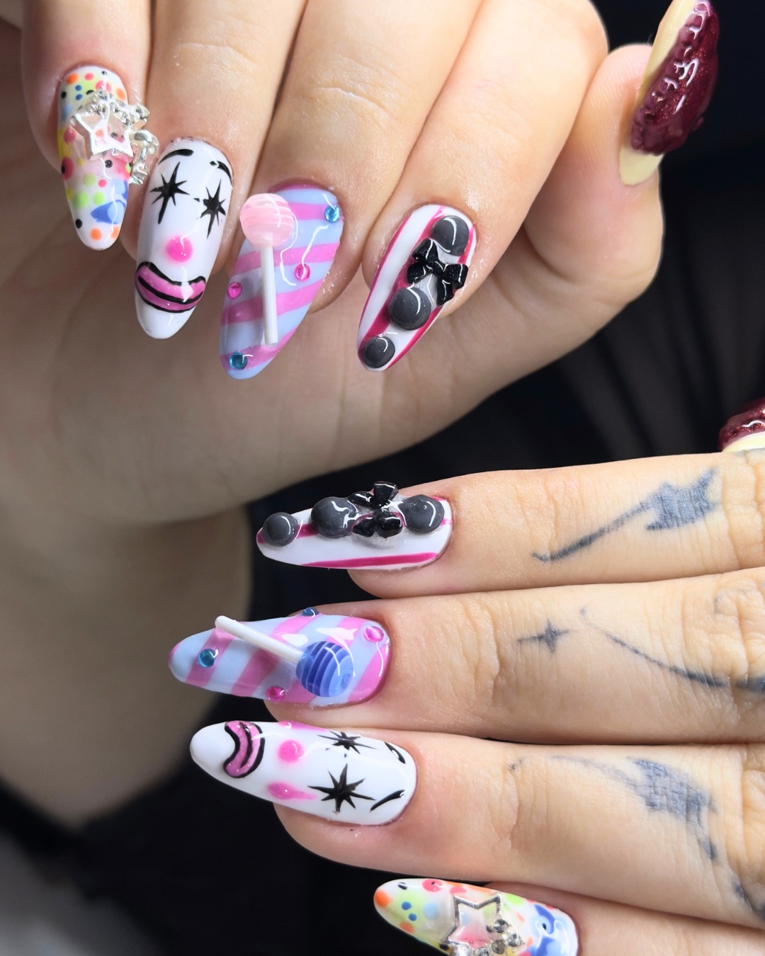 Nail art colorida com apliques 3D